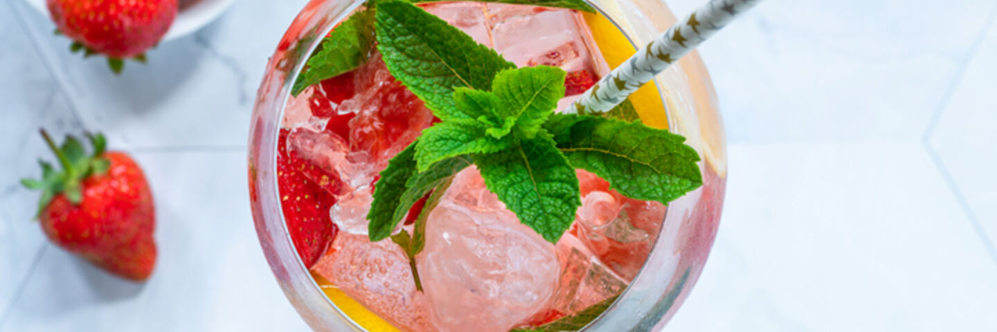 Strwawberry bombay and tonic cocktail