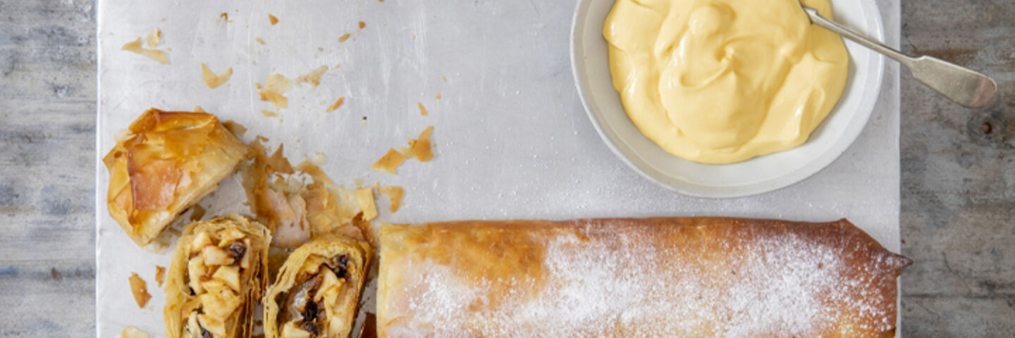 Apple & Christmas pudding strudel