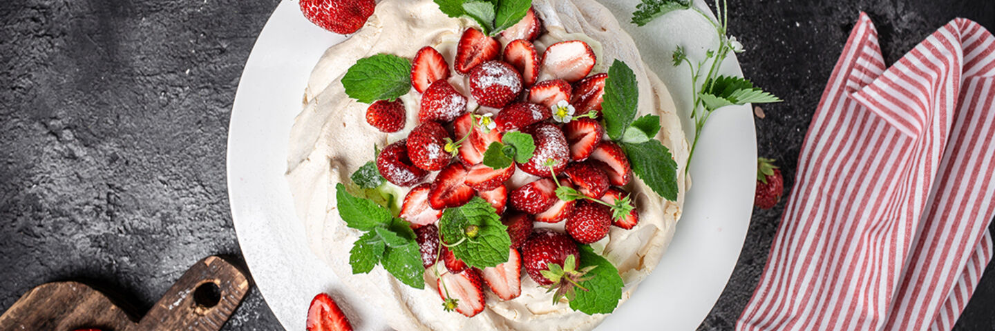 Strawberry Pavlova main