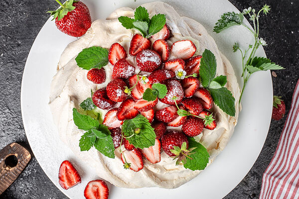 Strawberry Pavlova main