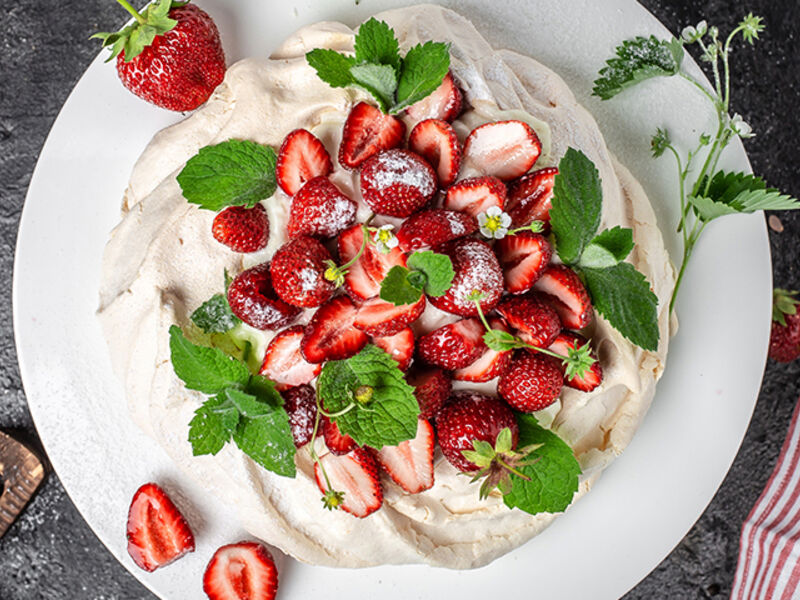 Strawberry Pavlova main